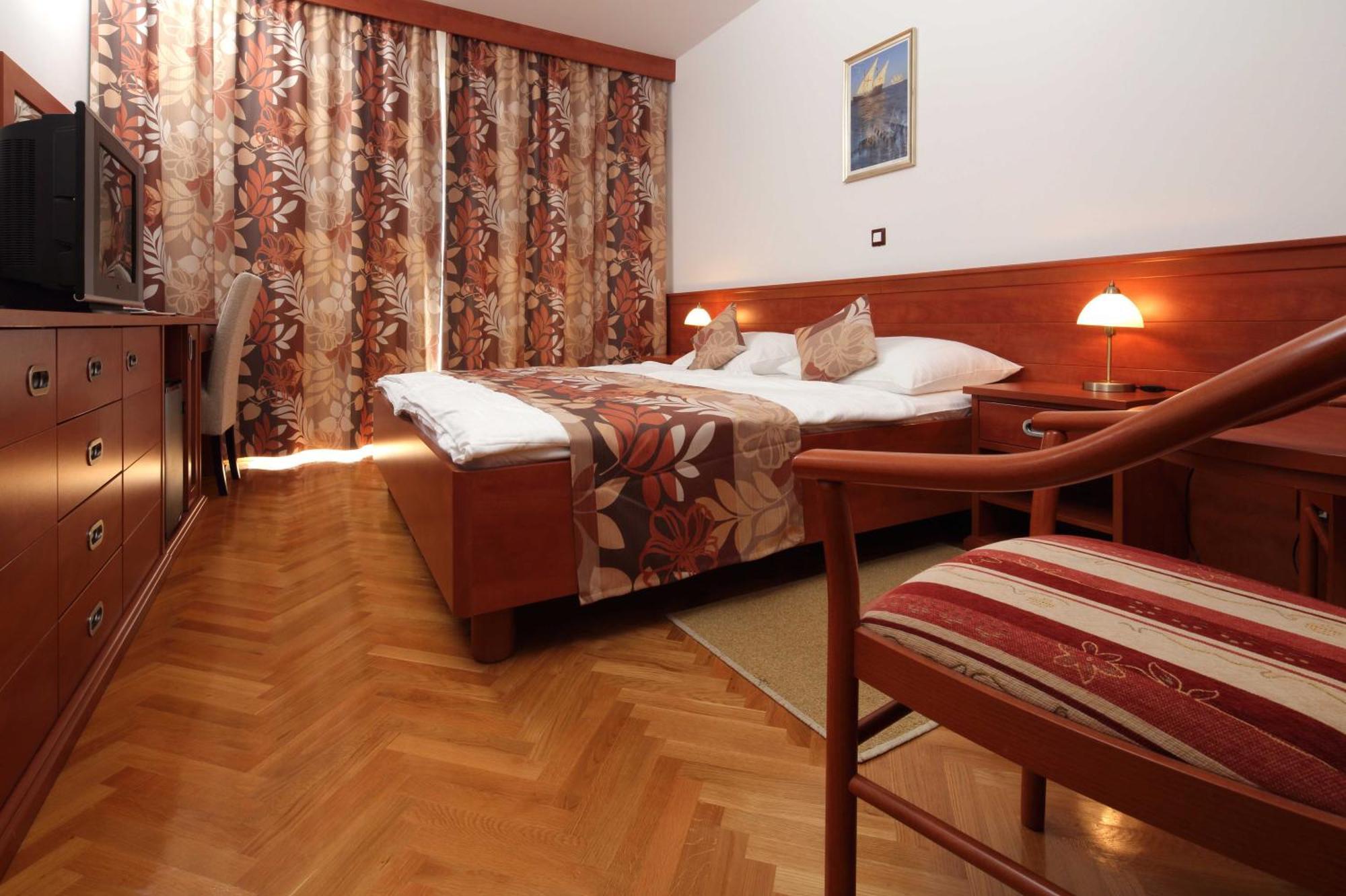 Dorijini Dvori Bed & Breakfast Baska Voda Phòng bức ảnh